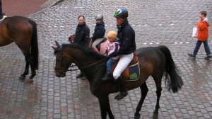 Kai Rüder und seine kleine Nichte, daneben führt Nadja Liesa auf Karlo Karlchen